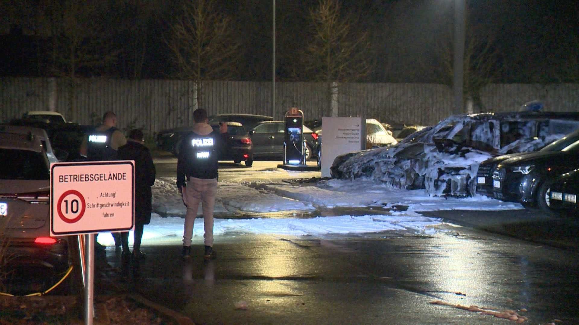 Aus ungeklärter Ursache brannten mehrere Fahrzeuge auf dem Gelände eines Autohauses in Dortmund-Wambel.