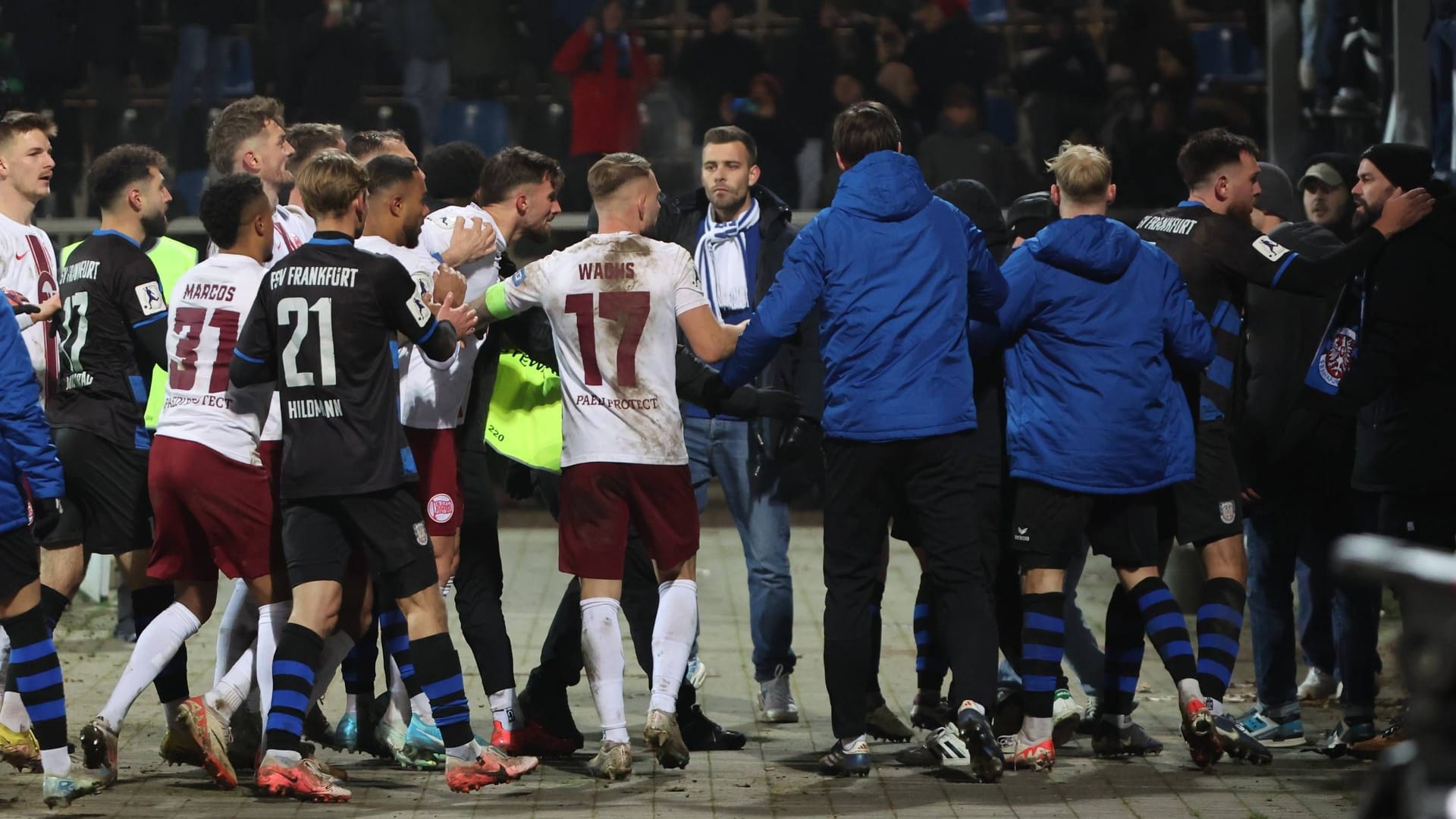 Regionalliga: Rudelbildung zwischen Kickers und FSV-Fans sowie den Spielern des Klubs.