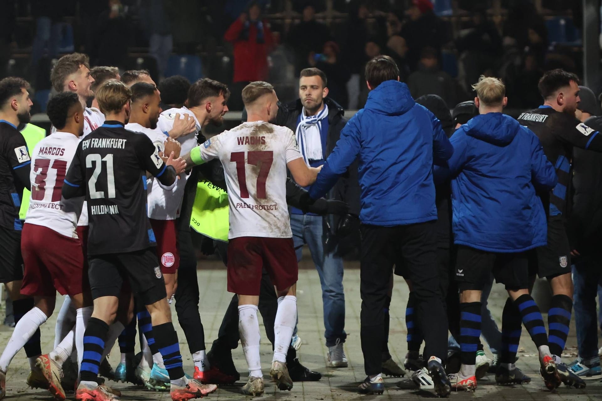 Regionalliga: Rudelbildung zwischen Kickers und FSV-Fans sowie den Spielern des Klubs.