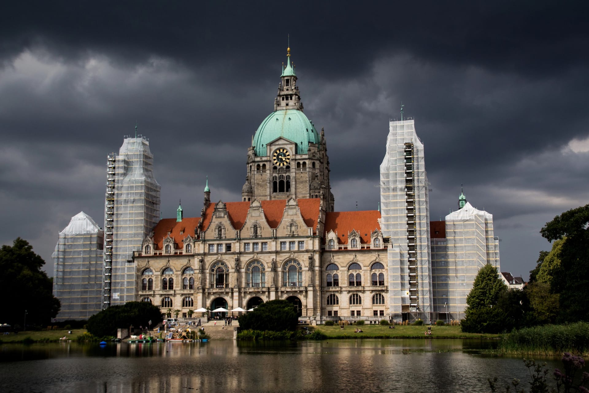 Neues Rathaus Hannover (Archivbild): An Silvester droht in der Landeshauptstadt und der Region Hannover ungemütliches Wetter.