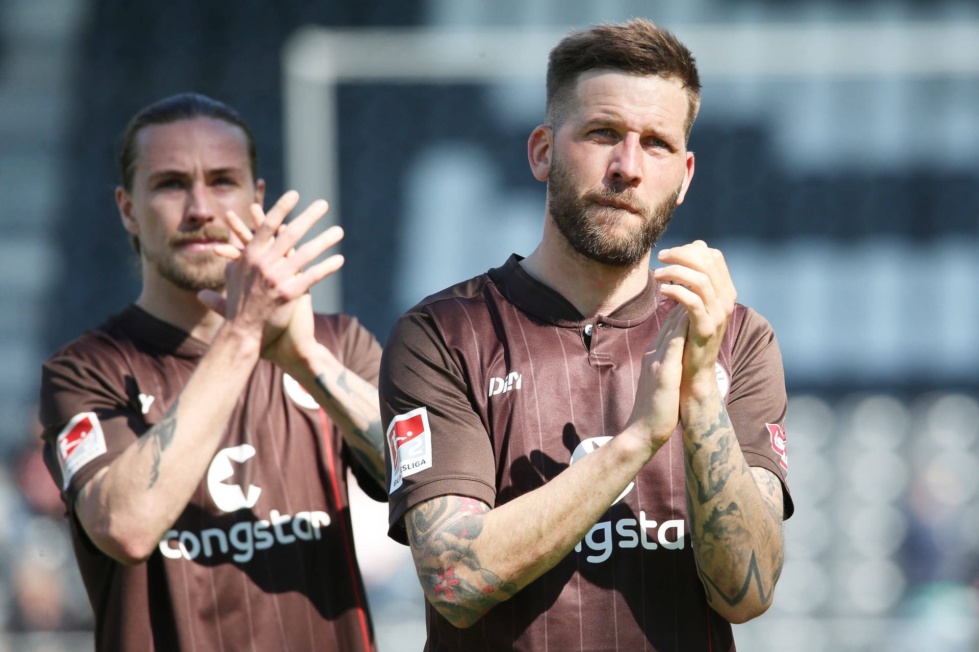 Guido Burgstaller applaudiert den St. Pauli-Fans (Archivbild): Der frühere braun-weiße Torjäger erlitt bei einem Angriff in Wien einen Schädelbasisbruch.