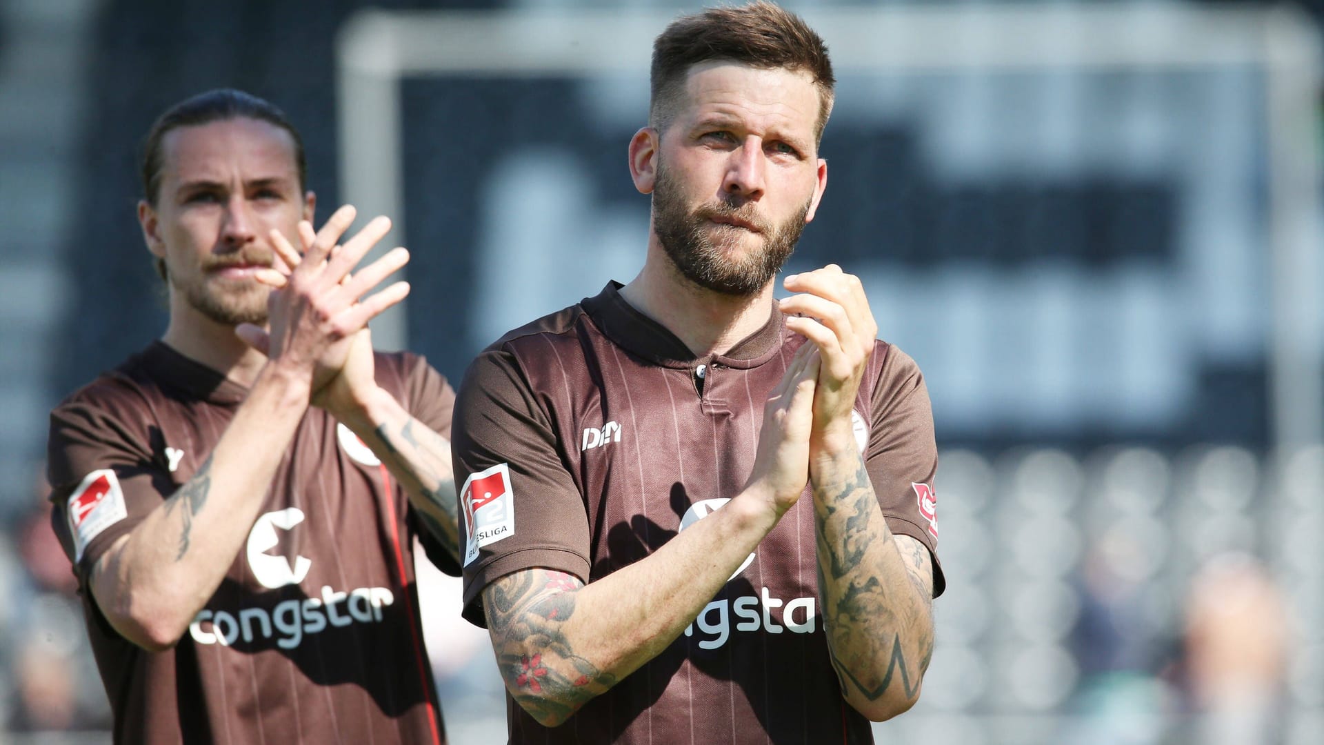 Guido Burgstaller applaudiert den St. Pauli-Fans (Archivbild): Der frühere braun-weiße Torjäger erlitt bei einem Angriff in Wien einen Schädelbasisbruch.