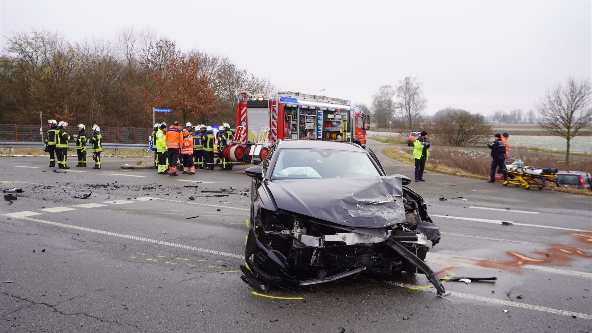 Laupheim: Ein kaputtes Auto steht nach einem Unfall auf einer Kreuzung.