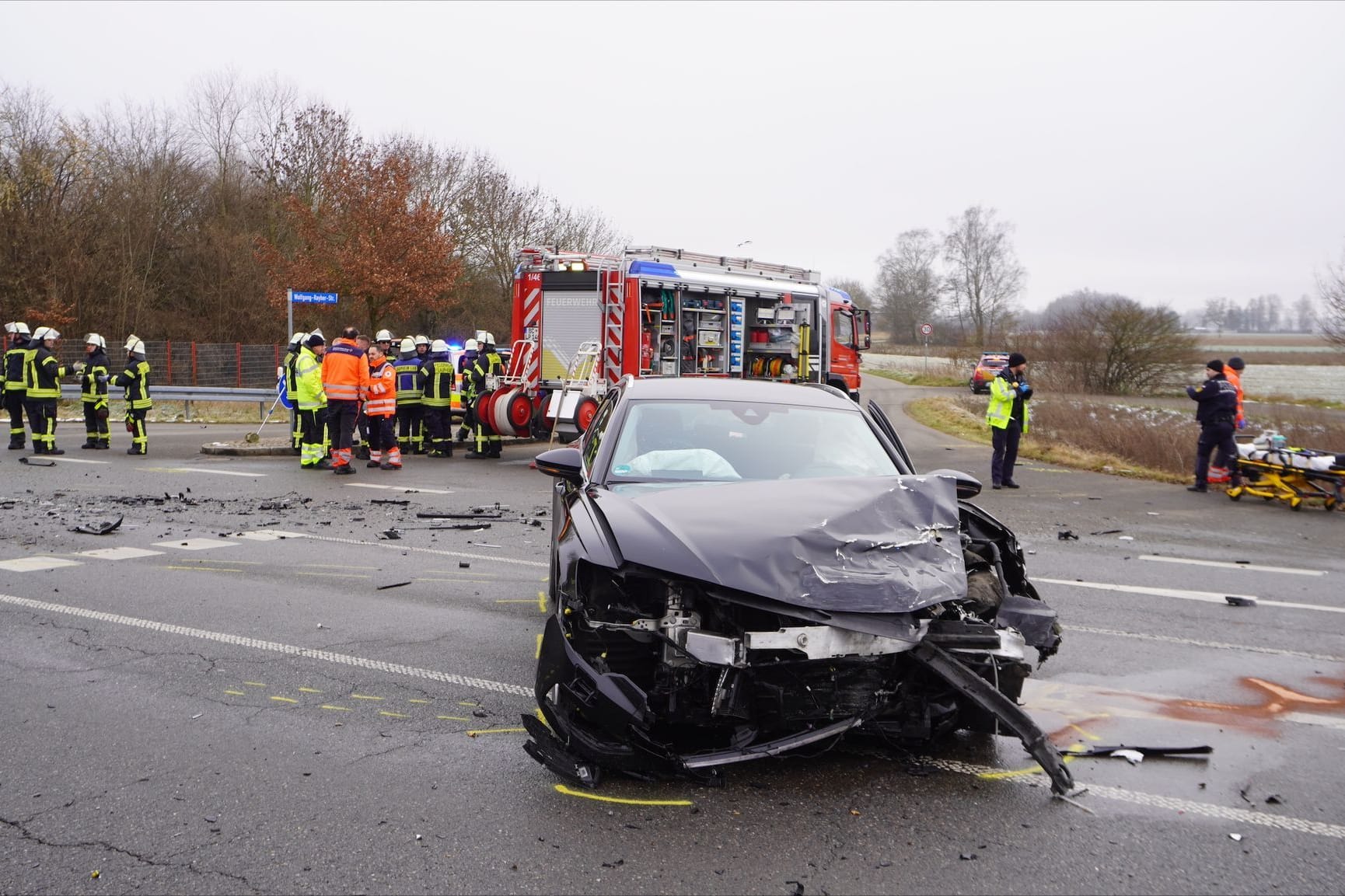 Laupheim: Ein kaputtes Auto steht nach einem Unfall auf einer Kreuzung.