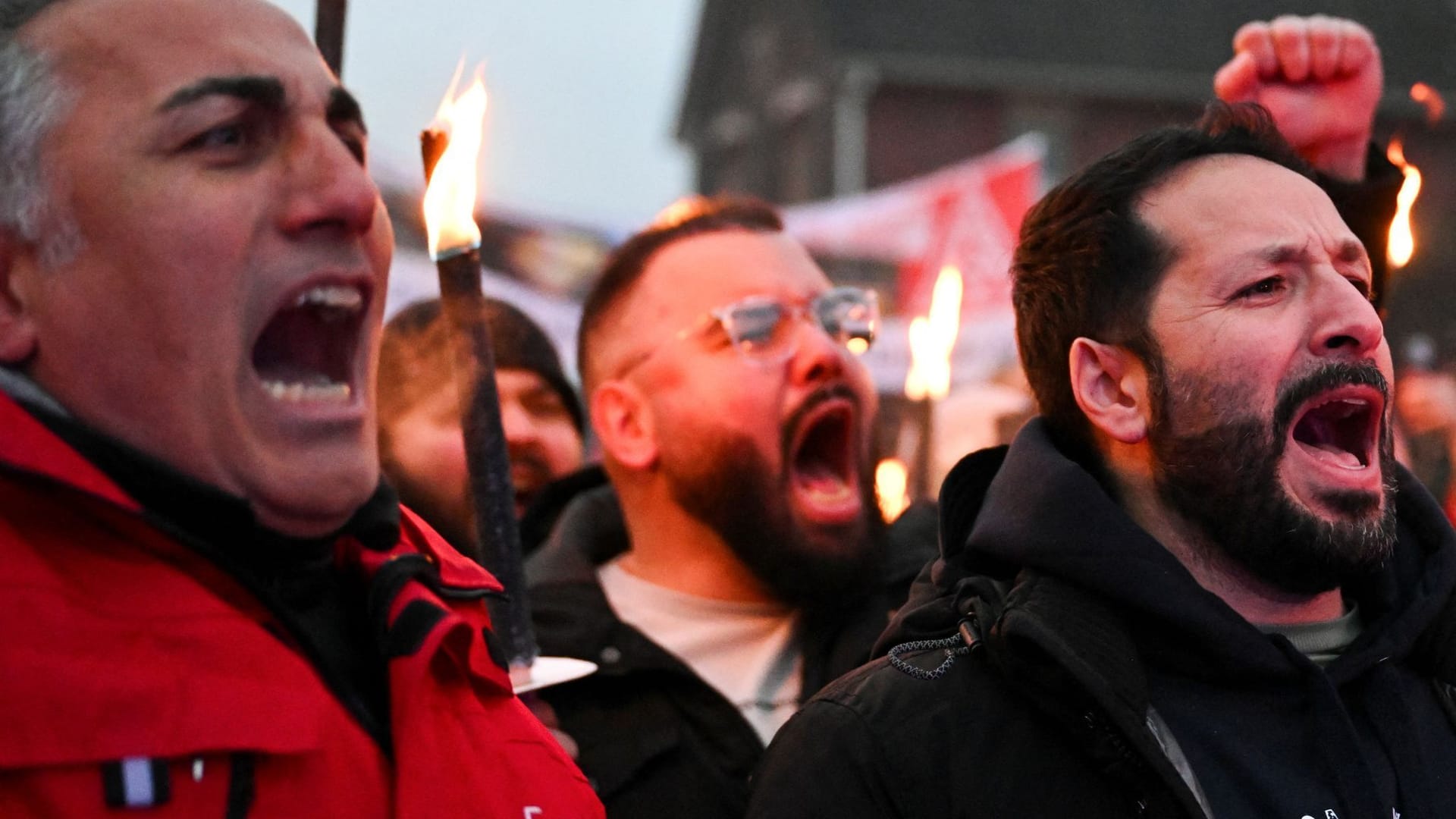 Arbeiter von Thyssenkrupp protestieren gegen Schließungspläne für ihr Werk.