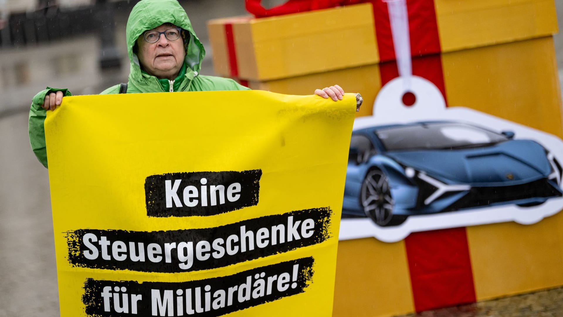 Greenpeace-Protest für eine Milliardärssteuer