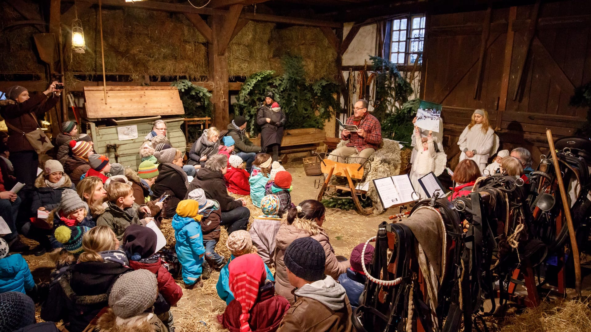 Vorlesezeit im Stall: Auf dem Adventsmarkt im Museumsdorf Volksdorf gibt es viel Programm für Kinder.