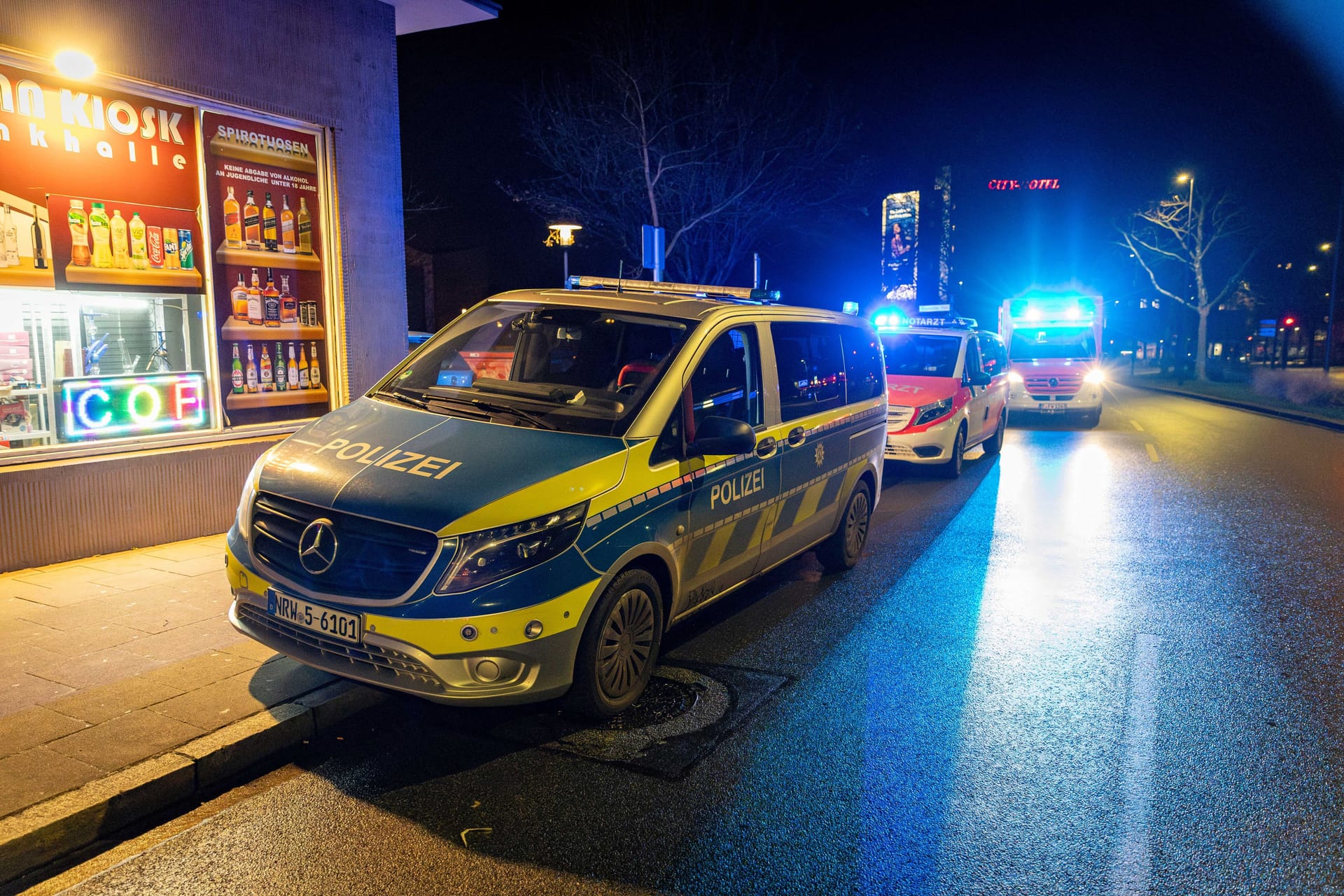 Einsatzwagen von Polizei und Rettungsdienst in der Nacht zu Heiligabend im Nordviertel.