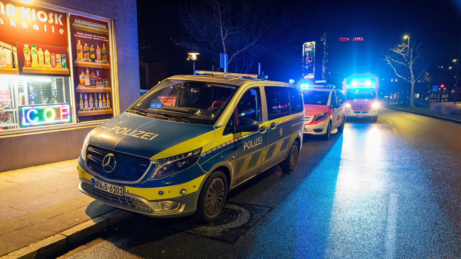 Einsatzwagen von Polizei und Rettungsdienst in der Nacht zu Heiligabend im Nordviertel.