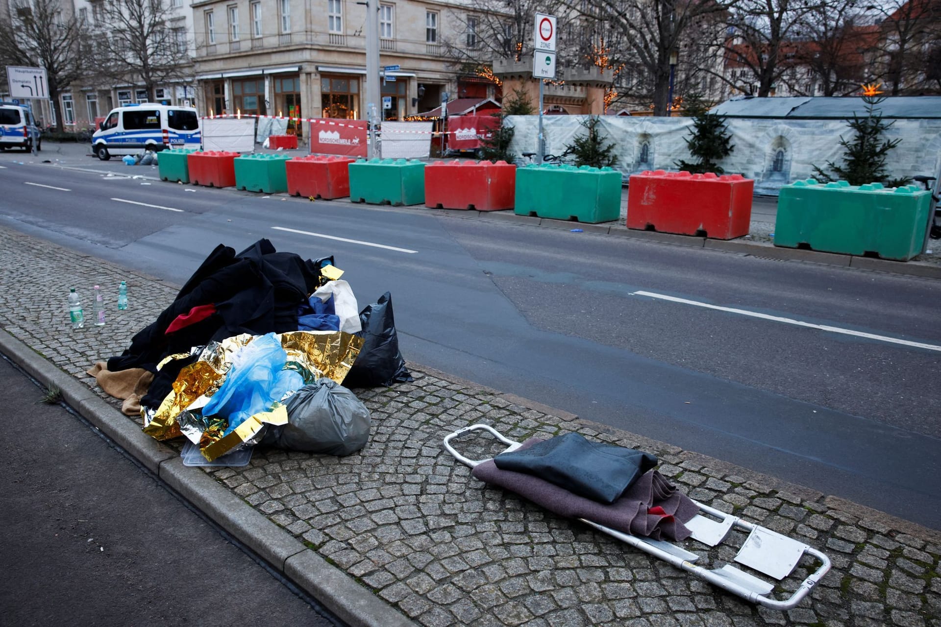 Eine Trage liegt an dem Ort, an dem ein Auto in eine Menschenmenge auf einem Weihnachtsmarkt in Magdeburg gefahren ist.