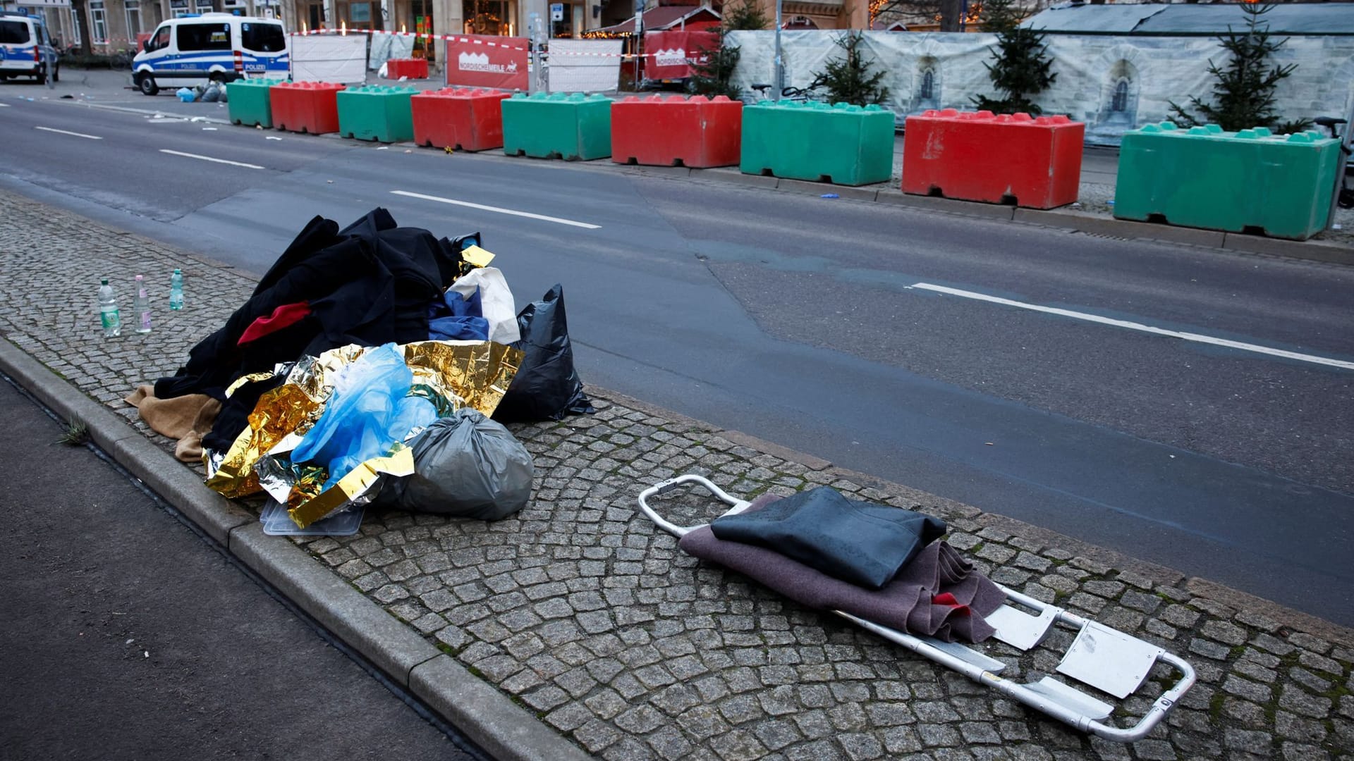 Eine Trage liegt an dem Ort, an dem ein Auto in eine Menschenmenge auf einem Weihnachtsmarkt in Magdeburg gefahren ist.