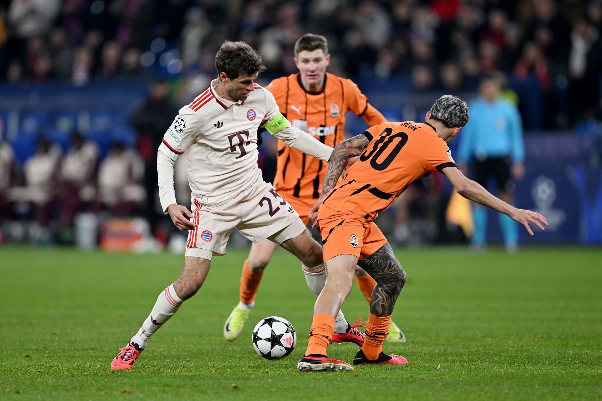 Thomas Müller (bis 88.): Spielte beim 1:1 den Ball auf Olise, der dann bei Laimer landete. Verpasste Sanés Hereingabe knapp (41.). Beim 2:1 schob er den Ball locker mit links ins Tor. Feierte seine Rettungstat wie einen eigenen Treffer (48.). Typisches Müller-Spiel. Note 2