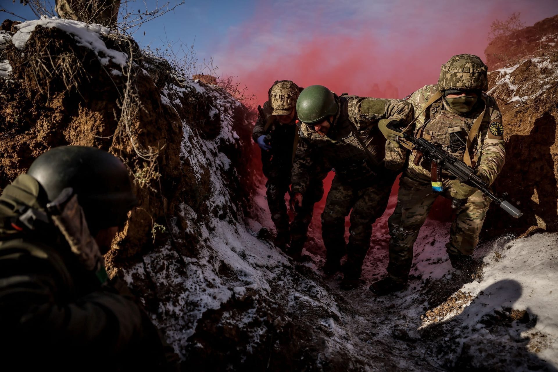 Ukrainische Soldaten bereiten sich im Donbass auf den Fronteinsatz vor.