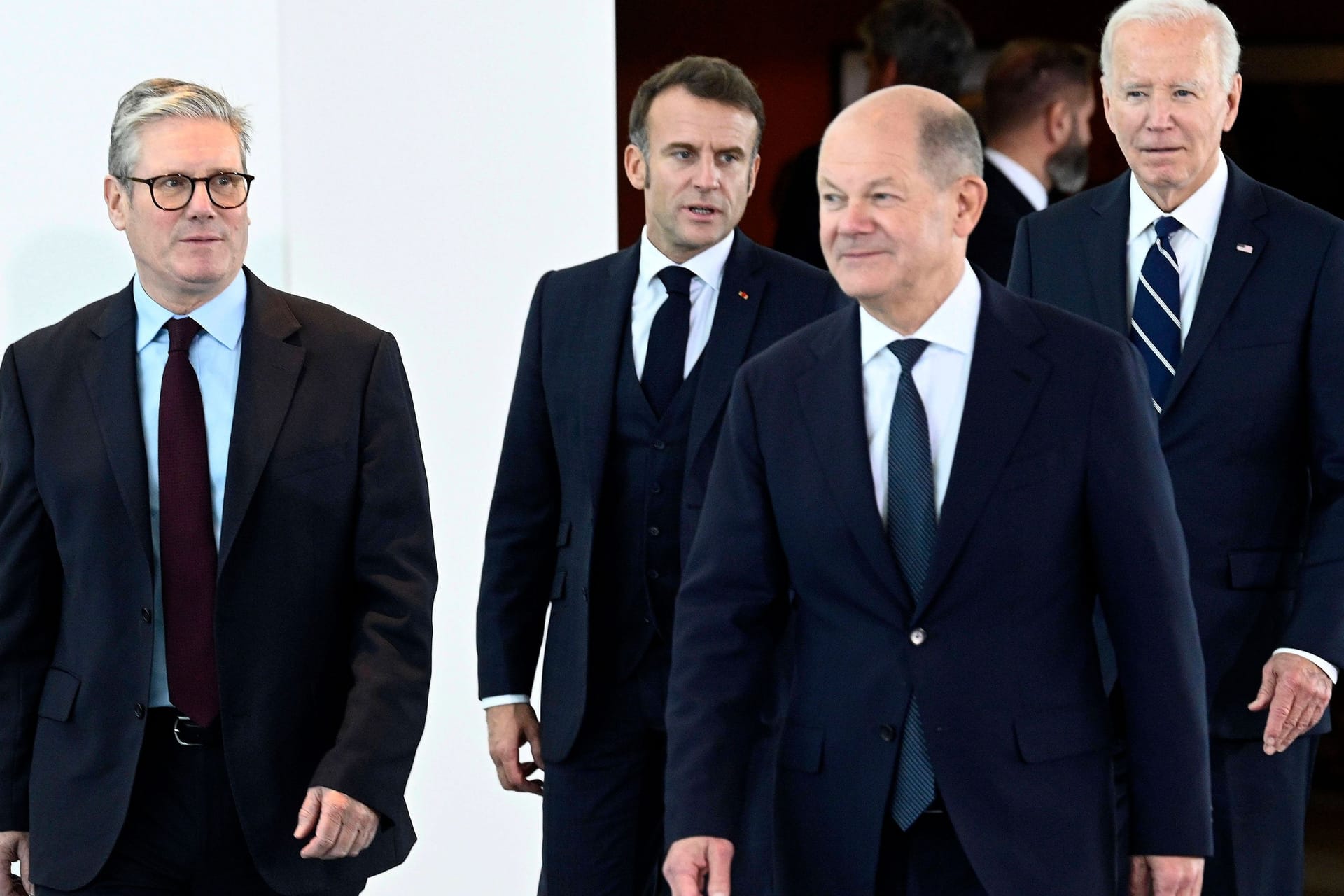 Gastgeber Scholz (2.v.r.) mit Großbritanniens Keir Starmer (l.), Frankreichs Emmanuel Macron und US-Präsident Joe Biden (r.) beim Treffen im Bundeskanzleramt im Oktober.