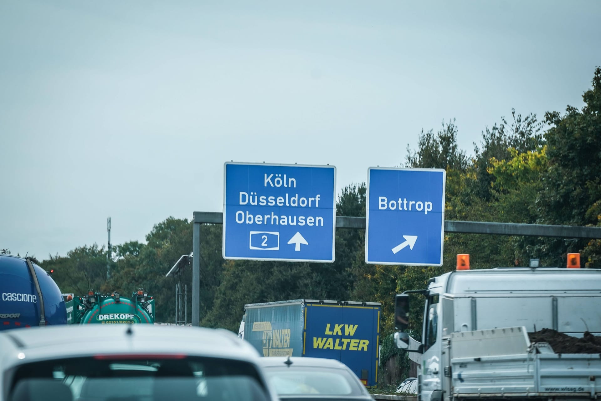 Autobahnschild, Bottrop, Köln, Düsseldorf, Oberhausen (Symbolbild): Pünktlich zu den Feiertagen zieht auch in und um Köln der Verkehr stark an.