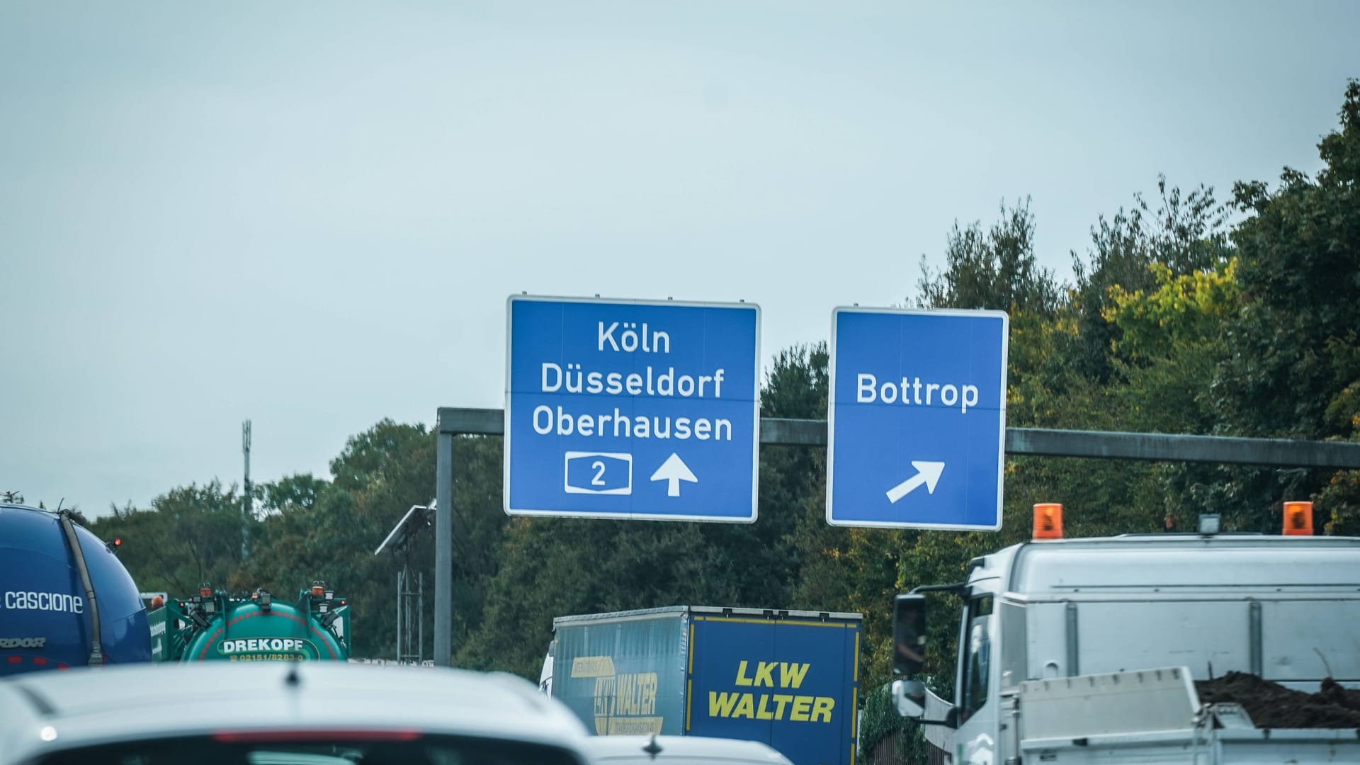 Autobahnschild, Bottrop, Köln, Düsseldorf, Oberhausen (Symbolbild): Pünktlich zu den Feiertagen zieht auch in und um Köln der Verkehr stark an.