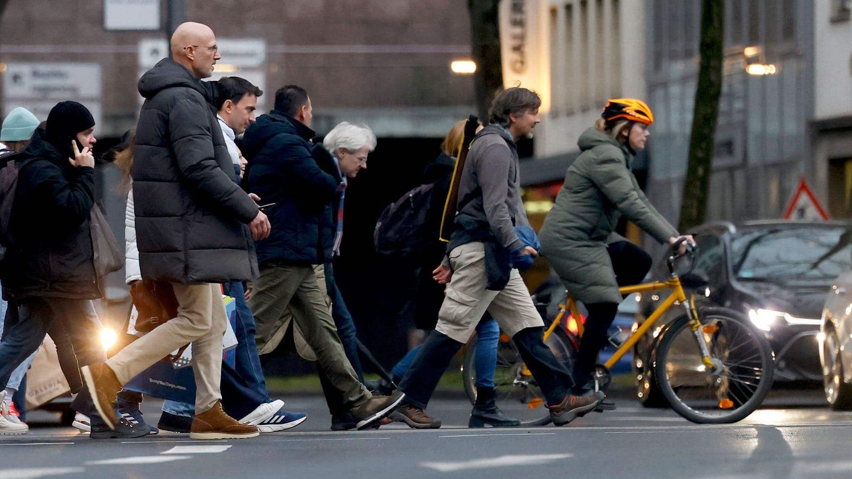 Passanten in der Kölner Innenstadt (Symbolbild): In welche Richtung sich das neue Jahr finanziell bewegt, zeigen die Änderungen für Januar.