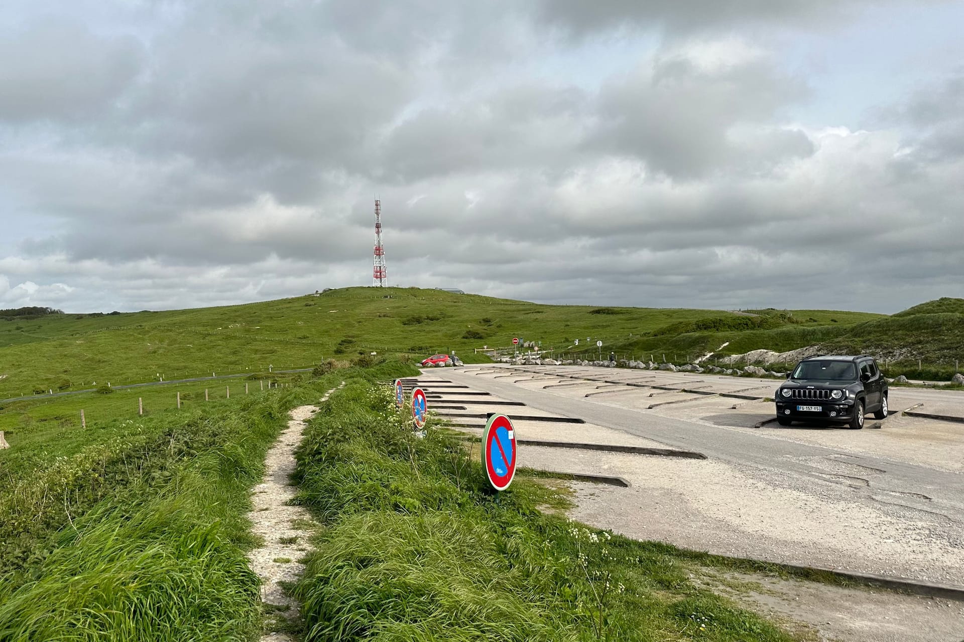 Ein Parkplatz in der französischen Stadt Sangatte (Archvbild): Die Polizei in Frankreich machte den Aufenthaltsort der Familie ausfindig.