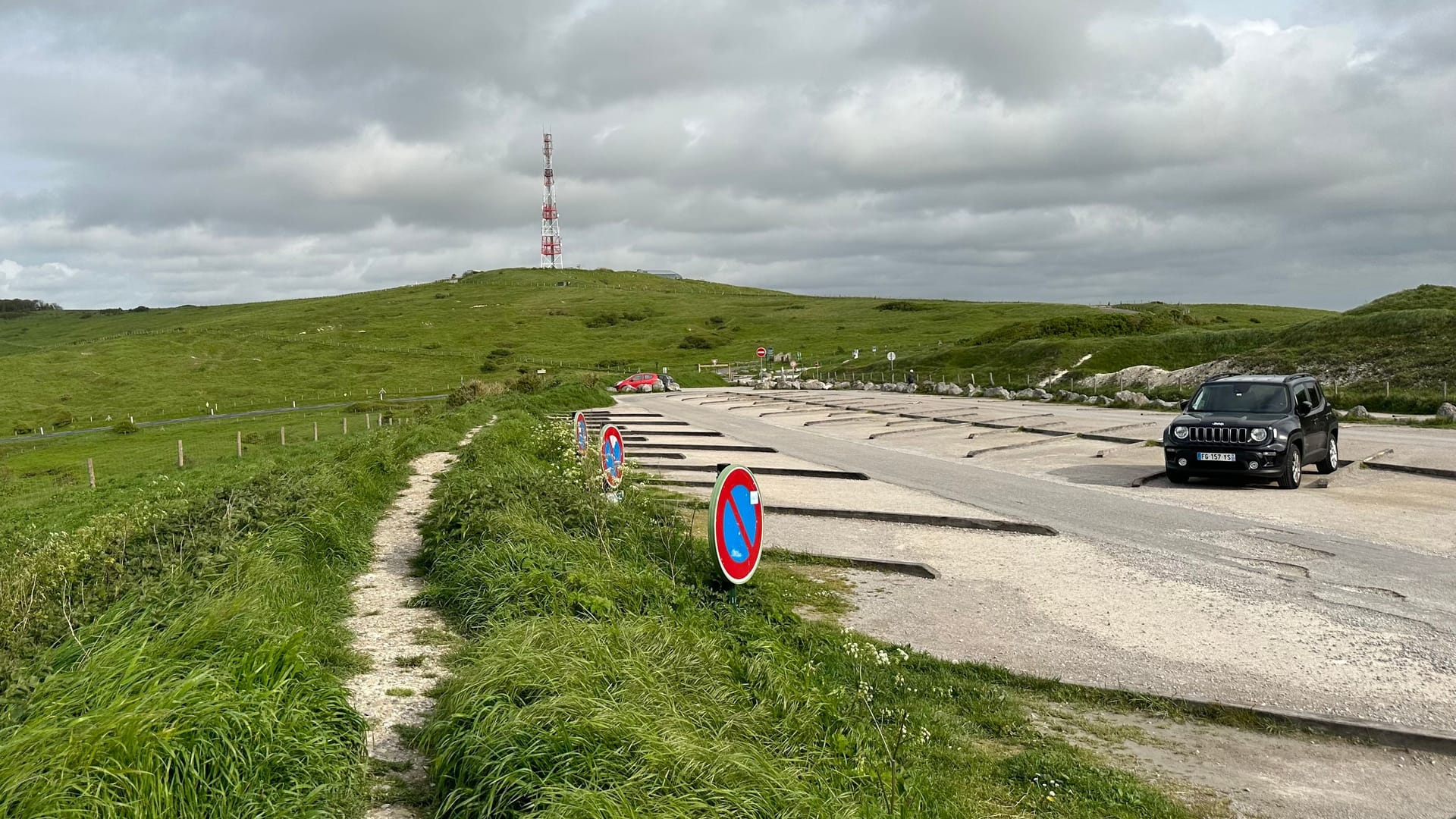 Ein Parkplatz in der französischen Stadt Sangatte (Archvbild): Die Polizei in Frankreich machte den Aufenthaltsort der Familie ausfindig.