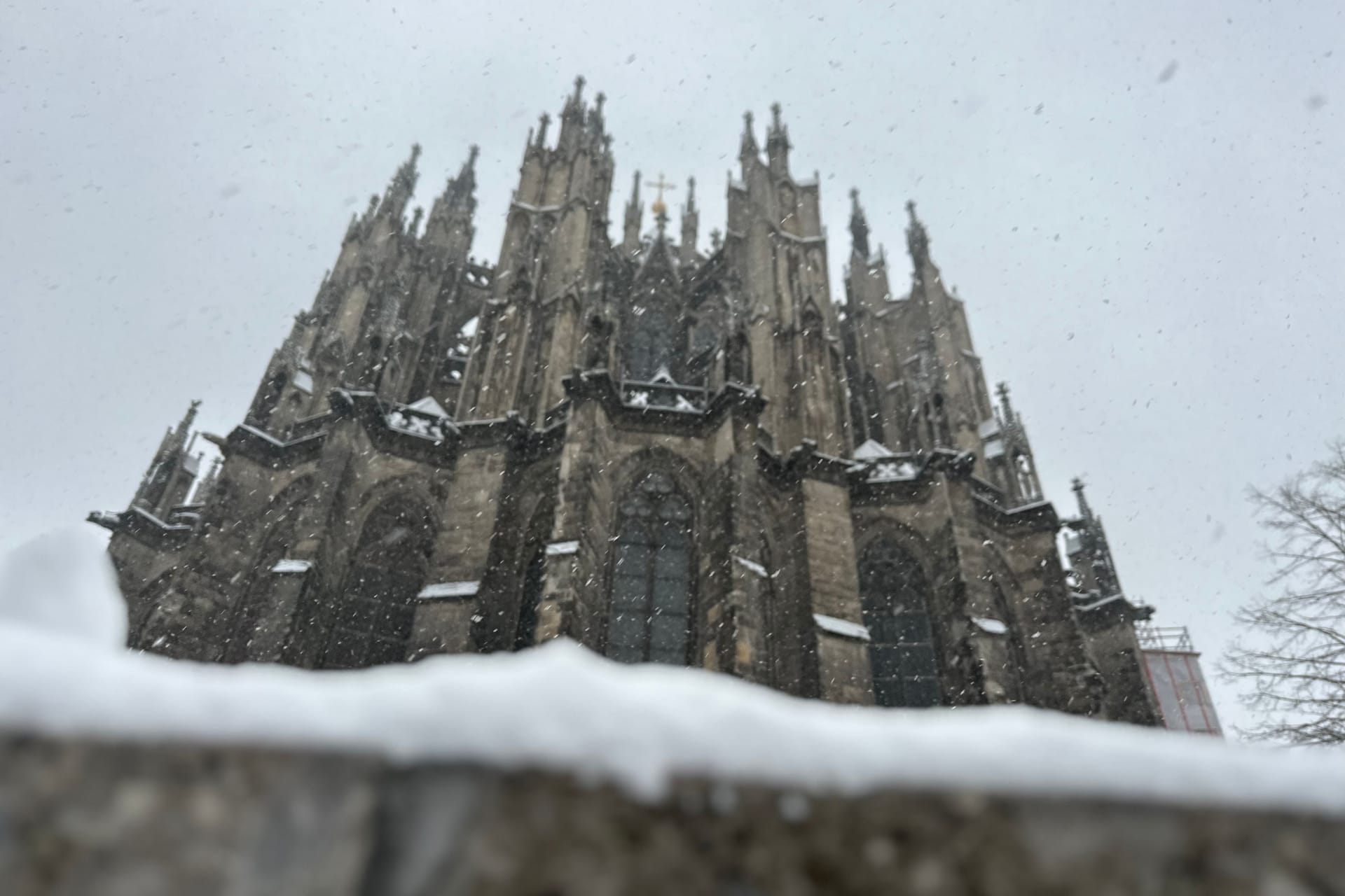 Der Kölner Dom während eines Schneesturms: Köln und die Region erreicht zum Wochenende eine Kaltfront. Weiße Weihnachten sind allerdings unwahrscheinlich.