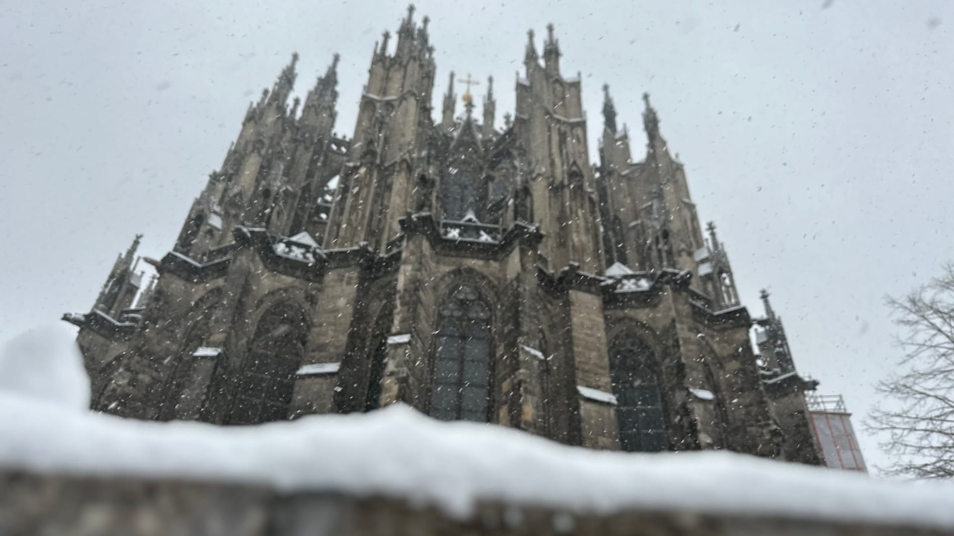 Der Kölner Dom während eines Schneesturms: Köln und die Region erreicht zum Wochenende eine Kaltfront. Weiße Weihnachten sind allerdings unwahrscheinlich.