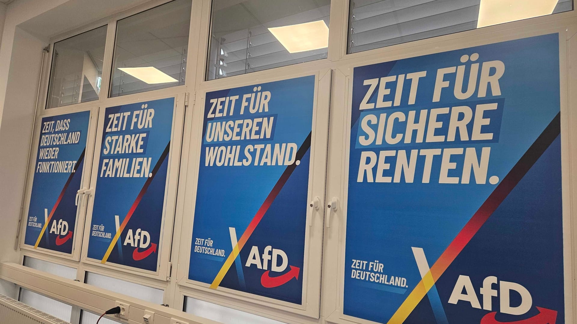 Wahlplakate in der AfD-Geschäftsstelle: "Zeit für ..." ist der Slogan der Partei für die Bundestagswahl.