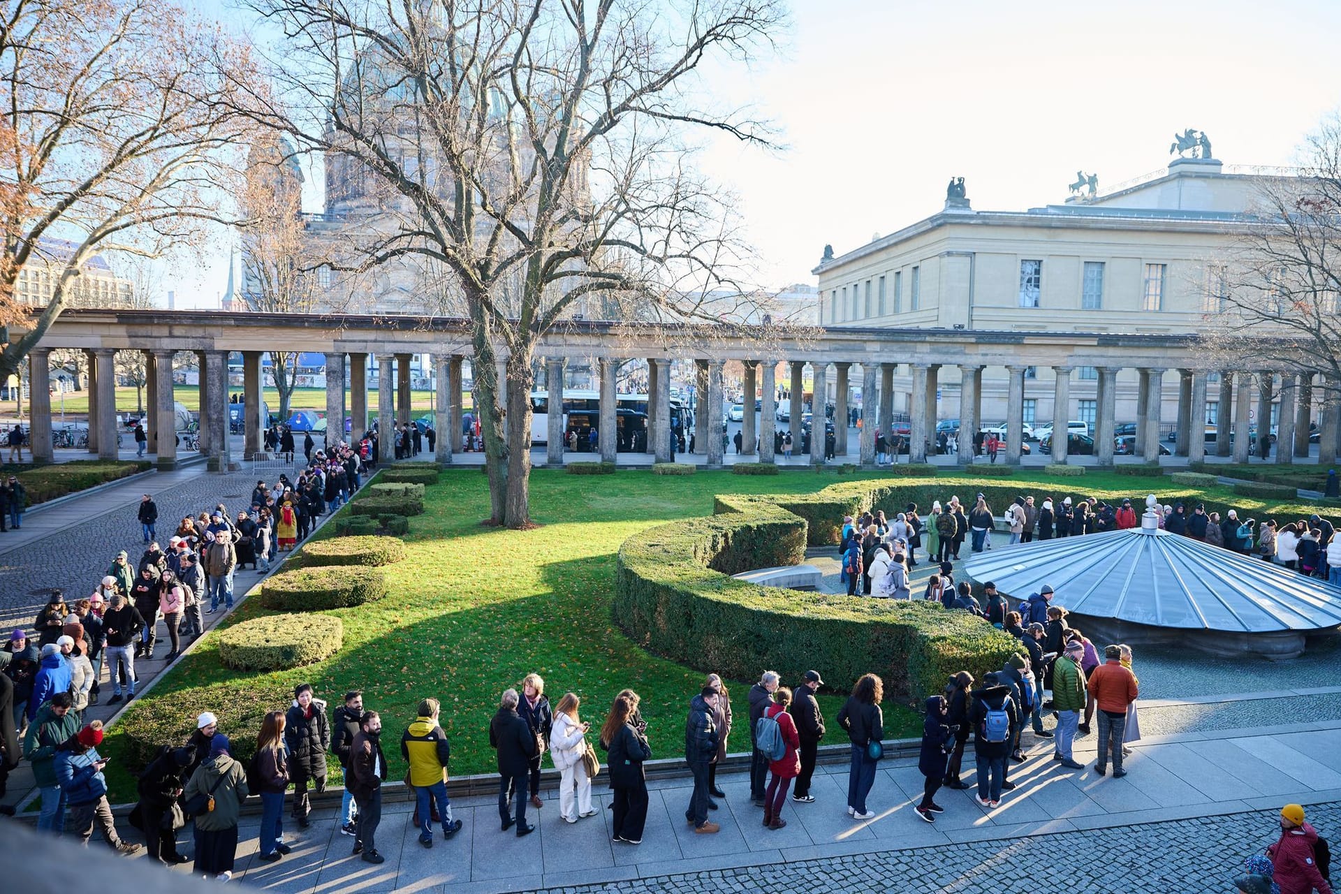 Menschenschlange steht auf der Museumsinsel vor der Alten Nationalgalerie: Hier gibt es (noch) etwas umsonst.