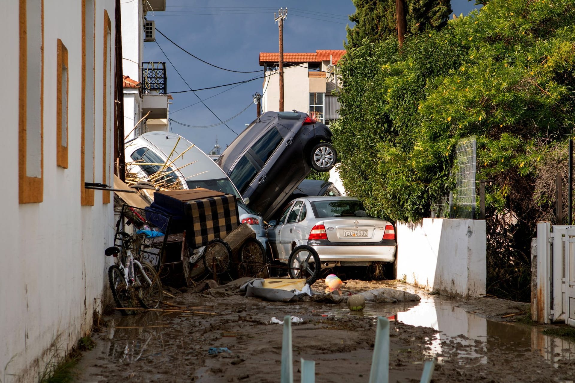 Von Wassermassen fortgerissene Autos türmen sich: Insbesondere die Insel Rhodos wurde schwer von dem Sturmtief getroffen.