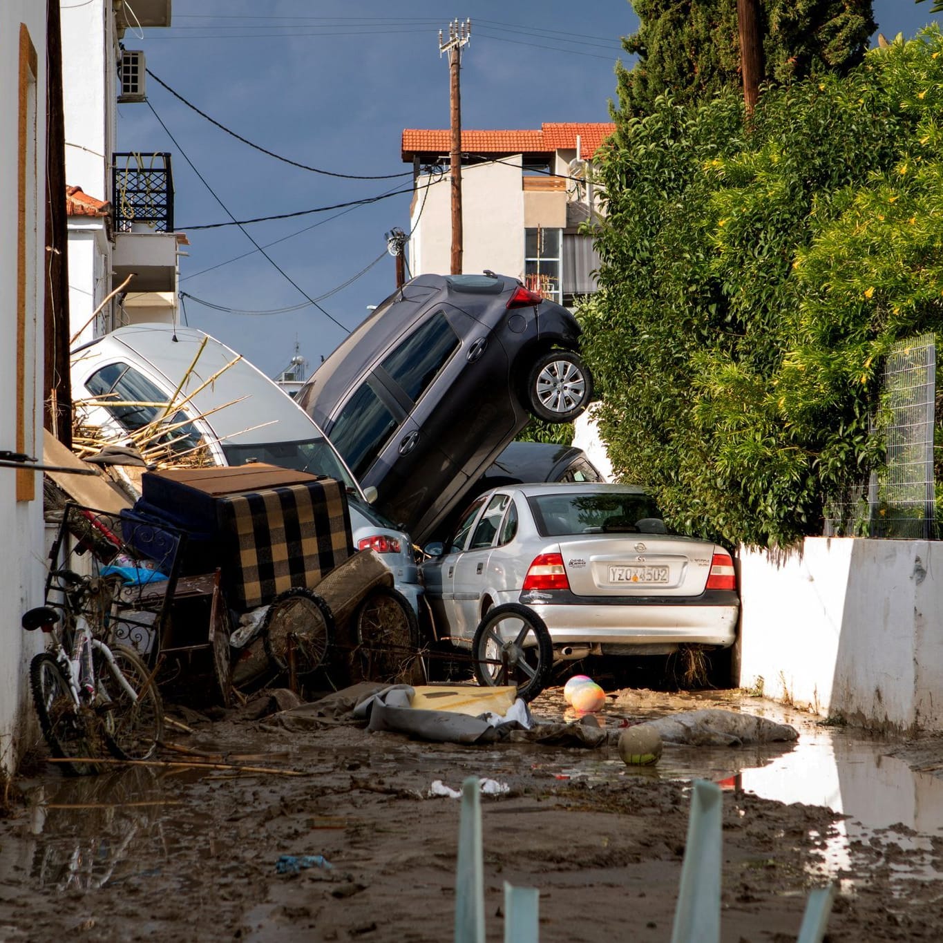 Von Wassermassen fortgerissene Autos türmen sich: Insbesondere die Insel Rhodos wurde schwer von dem Sturmtief getroffen.