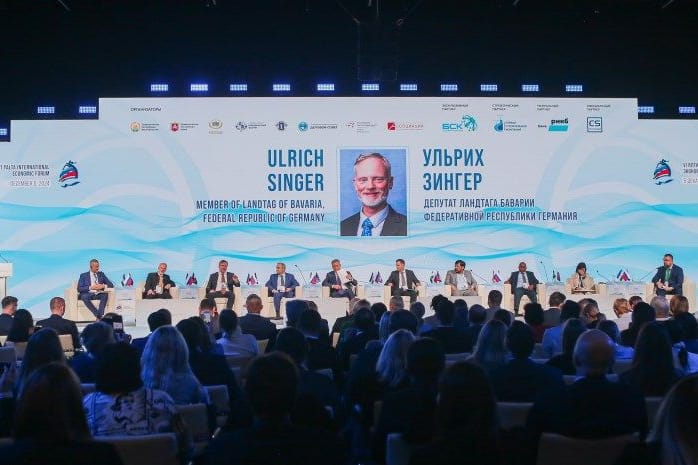 Ulrich Singer (2. v. l.) auf dem Podium im russischen Ufa: Zwei weitere AfD-Abgeordnete aus Bayern begleiten ihn.