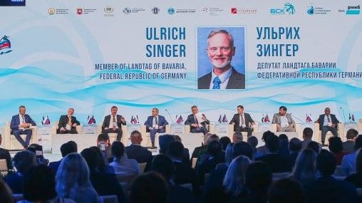 Ulrich Singer (2. v. l.) auf dem Podium im russischen Ufa: Zwei weitere AfD-Abgeordnete aus Bayern begleiten ihn.