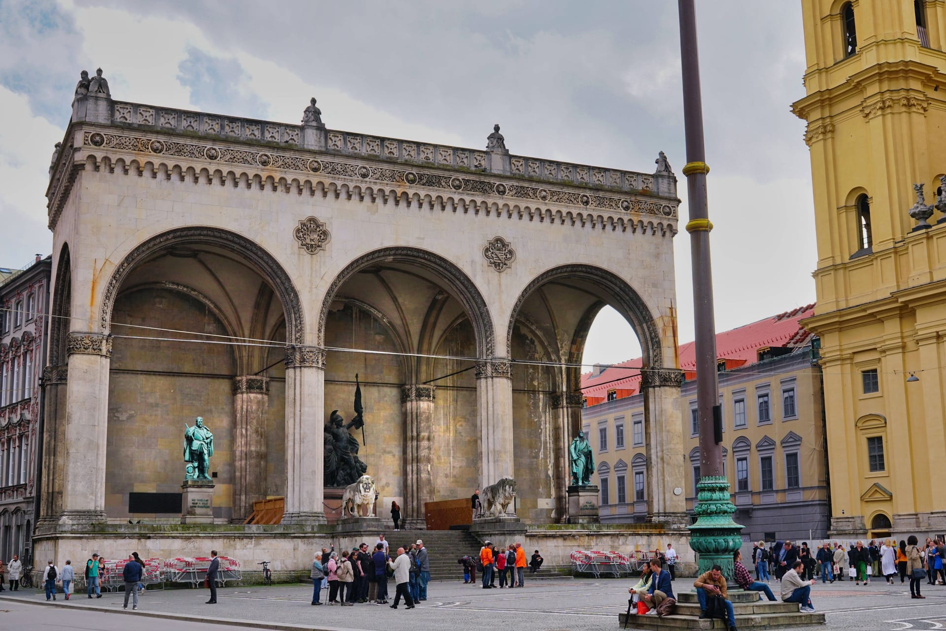 Die berühmte Feldherrnhalle in der Münchner Innenstadt (Archivbild): Gebaut wurde sie zwischen 1841 und 1844 im Auftrag von König Ludwig I. von Bayern.