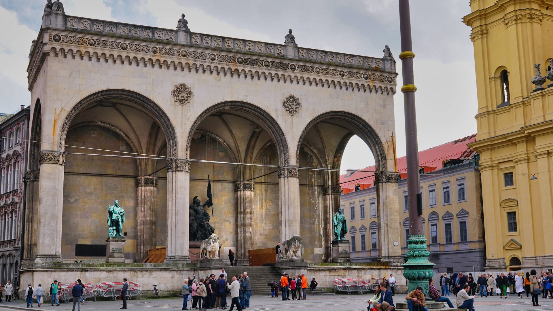 Die berühmte Feldherrnhalle in der Münchner Innenstadt (Archivbild): Gebaut wurde sie zwischen 1841 und 1844 im Auftrag von König Ludwig I. von Bayern.