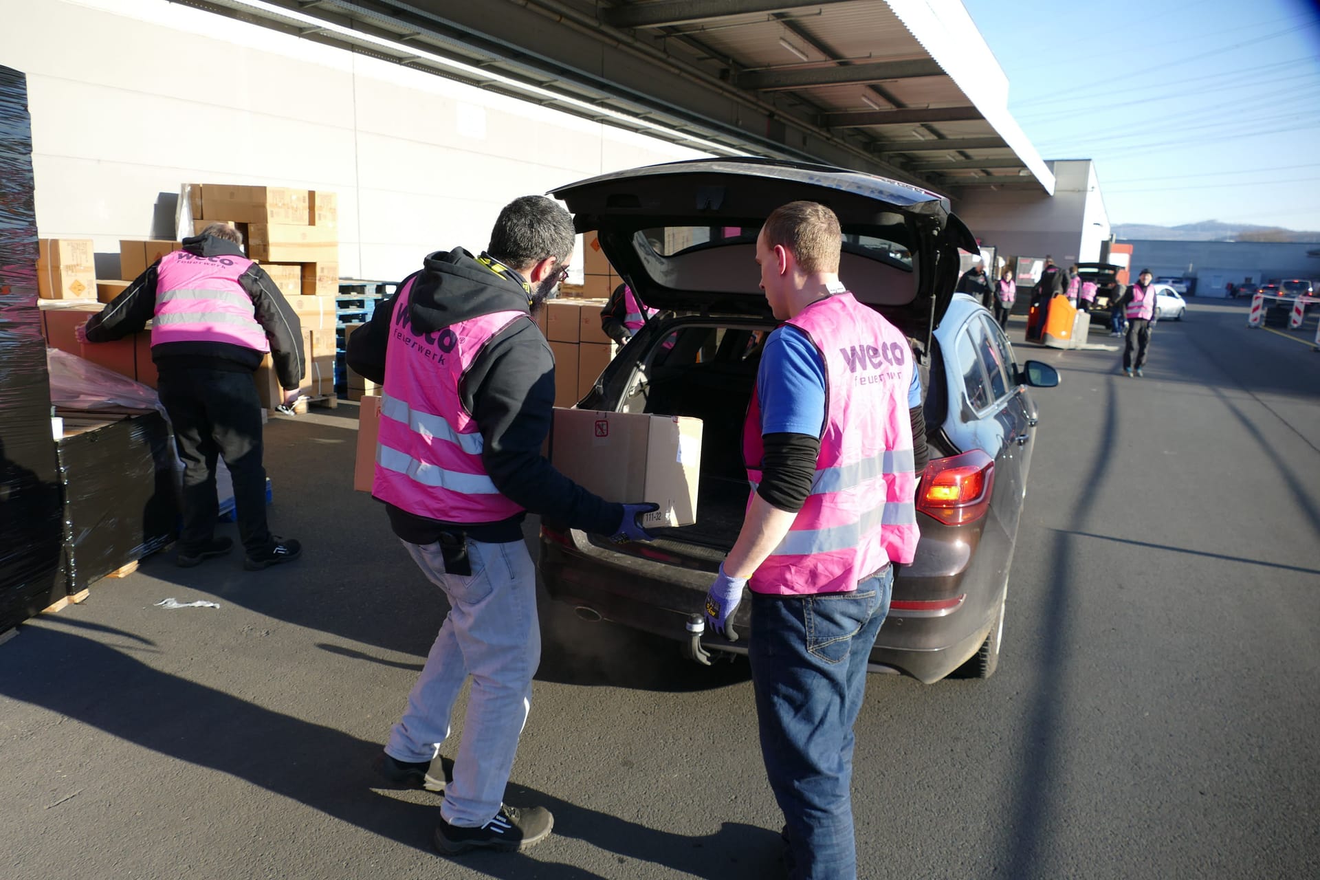 Weco-Mitarbeiter laden die Überraschungspakete mit Feuerwerk in die Autos.