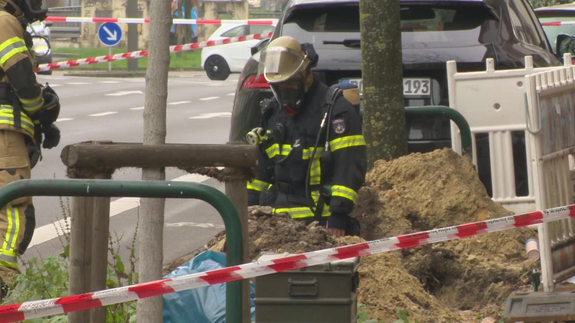 Feuerwehrleute sicherten die Gasleitung - der Austritt konnte gestoppt werden.