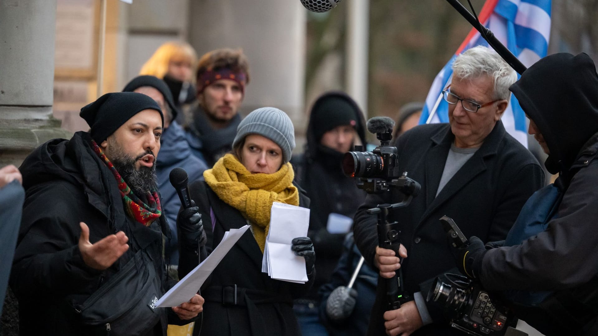 Nebenkläger und Betroffener Ferat Kocak (l): Hier spricht er nach dem Berufungsprozess um rechtsextreme Brandstiftung vor dem Berliner Landgericht im Rahmen einer Kundgebung unter dem Motto "Den rechten Terror stoppen! Neukölln-Komplex auflösen! Täter zur Rechenschaft ziehen!".