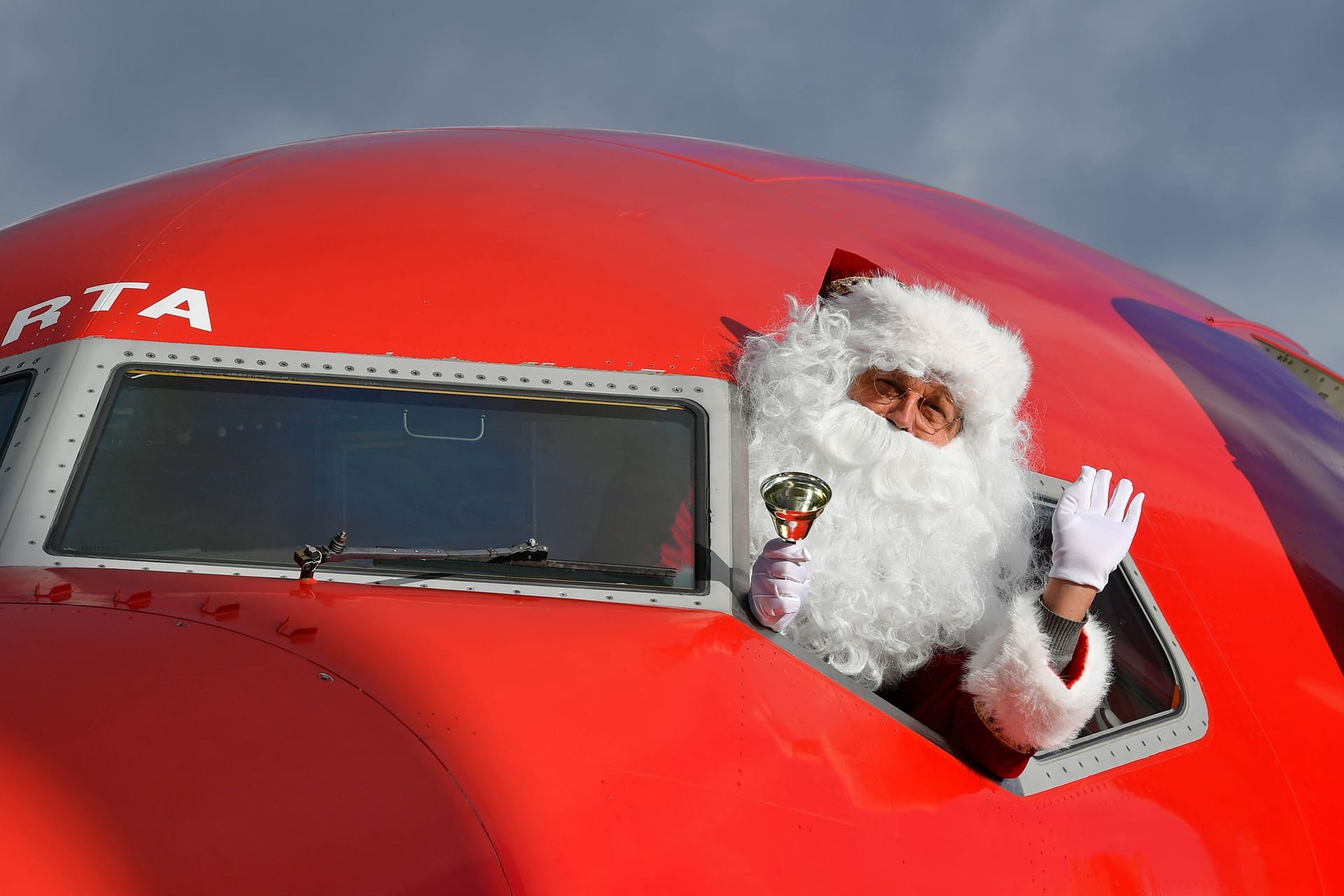 Der Weihnachtsmann winkt aus dem Fenster: Zweimal wöchentlich bietet die Airline Norwegian die Verbindung zwischen München und Rovaniemi an.