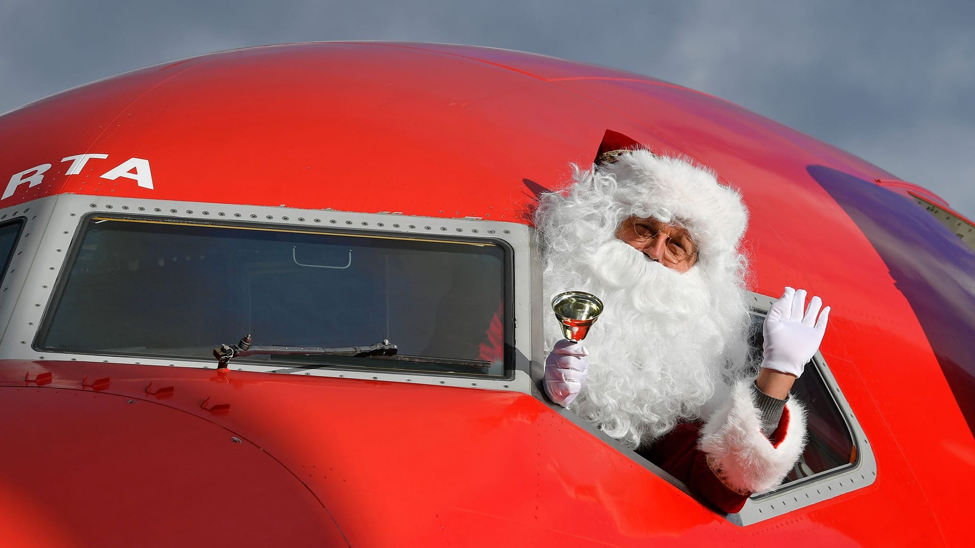 Der Weihnachtsmann winkt aus dem Fenster: Zweimal wöchentlich bietet die Airline Norwegian die Verbindung zwischen München und Rovaniemi an.