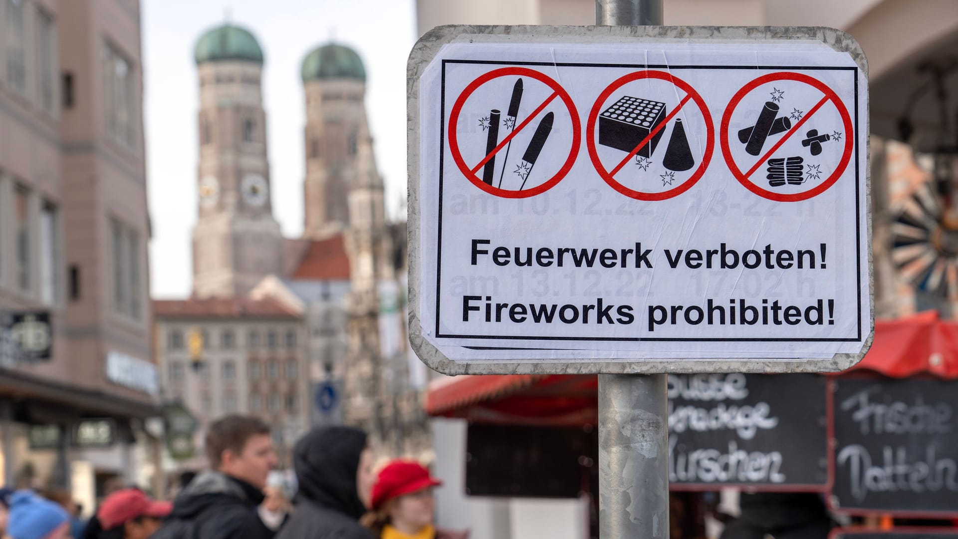 Ein Schild weist auf ein Böllerverbot am Marienplatz hin (Archivbild): In der Vergangenheit dokumentierte die Polizei in der Innenstadt dennoch zahlreiche Verstöße.