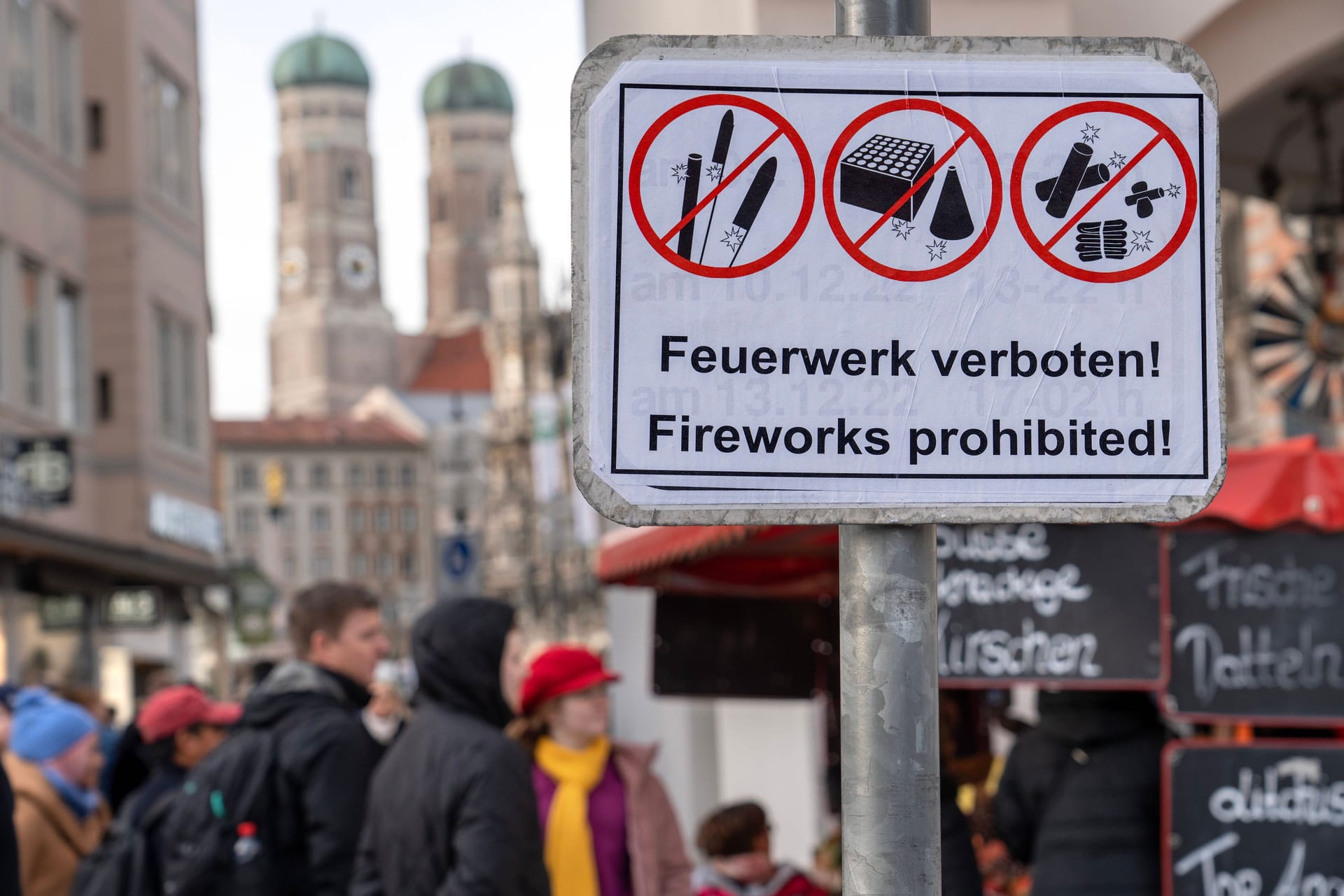 Ein Schild weist auf ein Böllerverbot am Marienplatz hin (Archivbild): In der Vergangenheit dokumentierte die Polizei in der Innenstadt dennoch zahlreiche Verstöße.