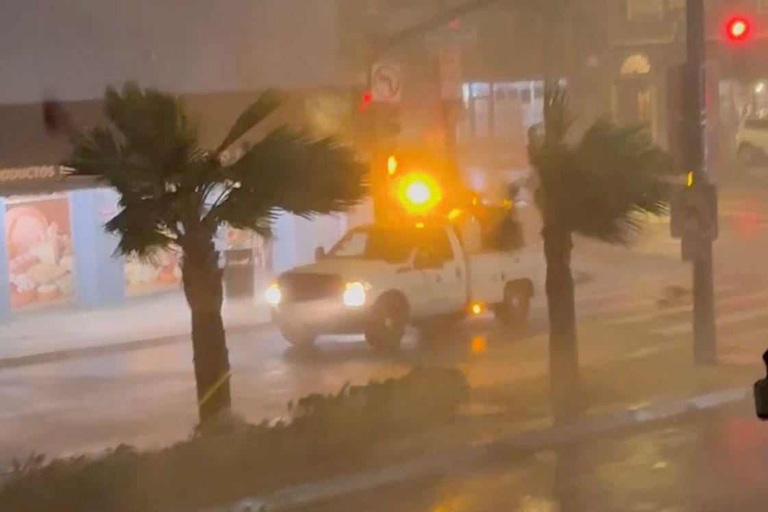 Ein Fahrzeug fährt durch den Sturm in San Francisco.