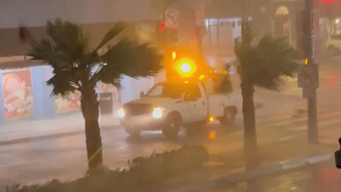 Ein Fahrzeug fährt durch den Sturm in San Francisco.