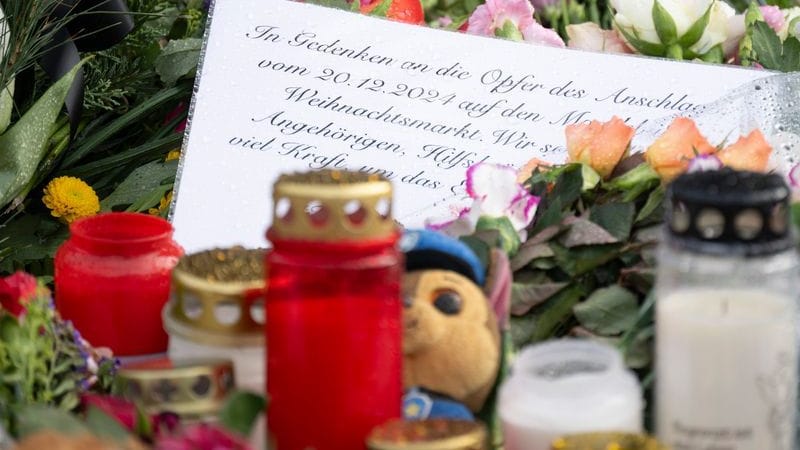 Zahlreiche Kerzen und Blumen liegen bzw. stehen vor dem Eingang der Johanniskirche. Am 20. Dezember 2024 ist auf dem Weihnachtsmarkt in Magdeburg ein Autofahrer in eine Menschengruppe gefahren. Es gab mehrere Tote und Verletzte. (zu dpa: «Anschlags-Todesopfer aus Niedersachsen und Raum Magdeburg»)