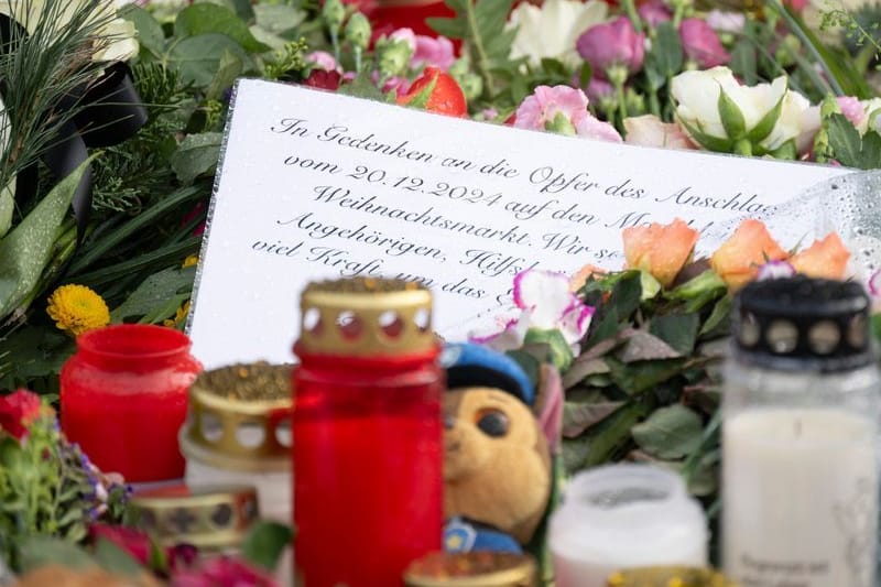 Zahlreiche Kerzen und Blumen liegen bzw. stehen vor dem Eingang der Johanniskirche. Am 20. Dezember 2024 ist auf dem Weihnachtsmarkt in Magdeburg ein Autofahrer in eine Menschengruppe gefahren. Es gab mehrere Tote und Verletzte. (zu dpa: «Anschlags-Todesopfer aus Niedersachsen und Raum Magdeburg»)