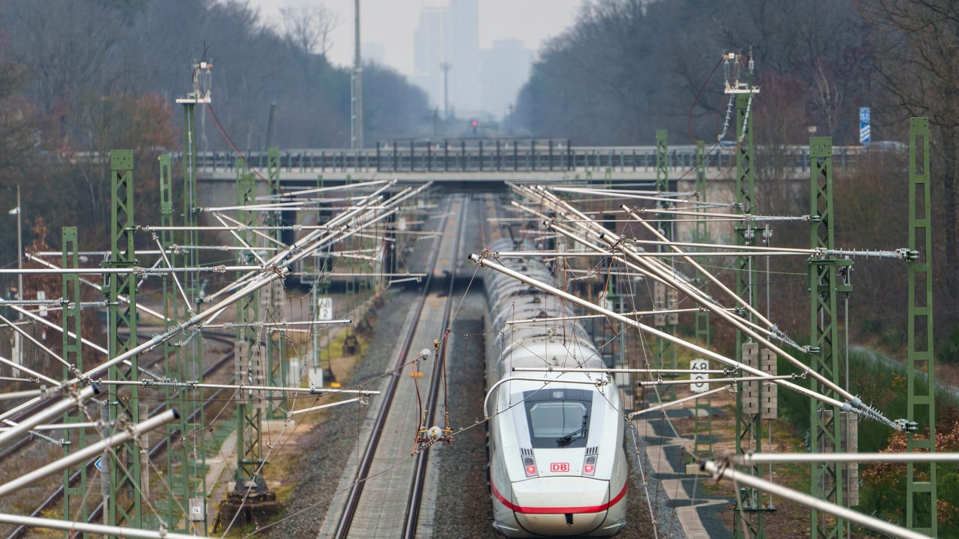 Bahnbetrieb auf Riedbahn läuft wieder