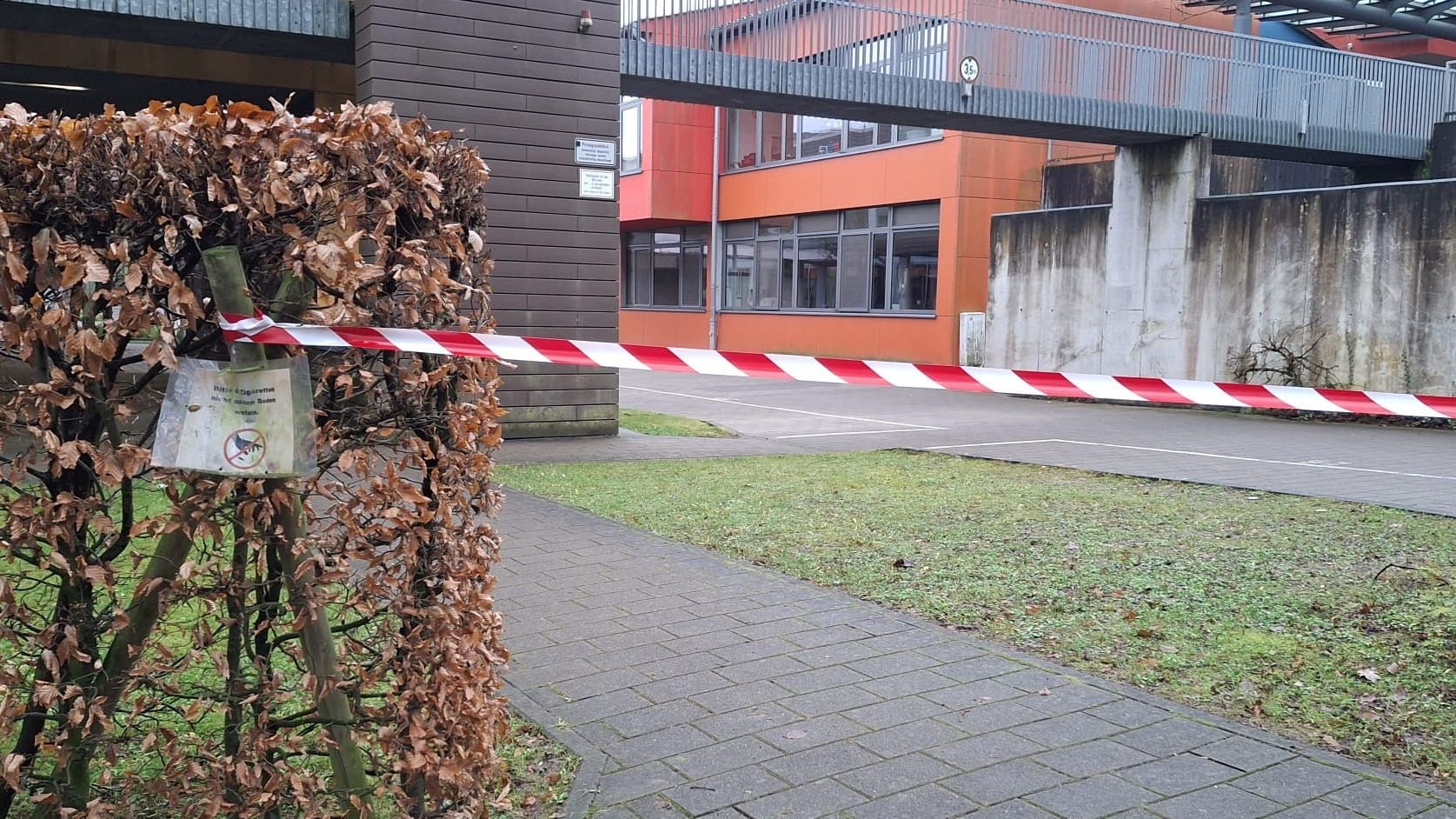 Die LVR-Schule in Rösrath ist mit rot-weißem Flatterband abgesperrt: Nach einem Mpox-Fall bleibt die Förderschule vorerst bis zum 6. Januar im Distanzunterricht.