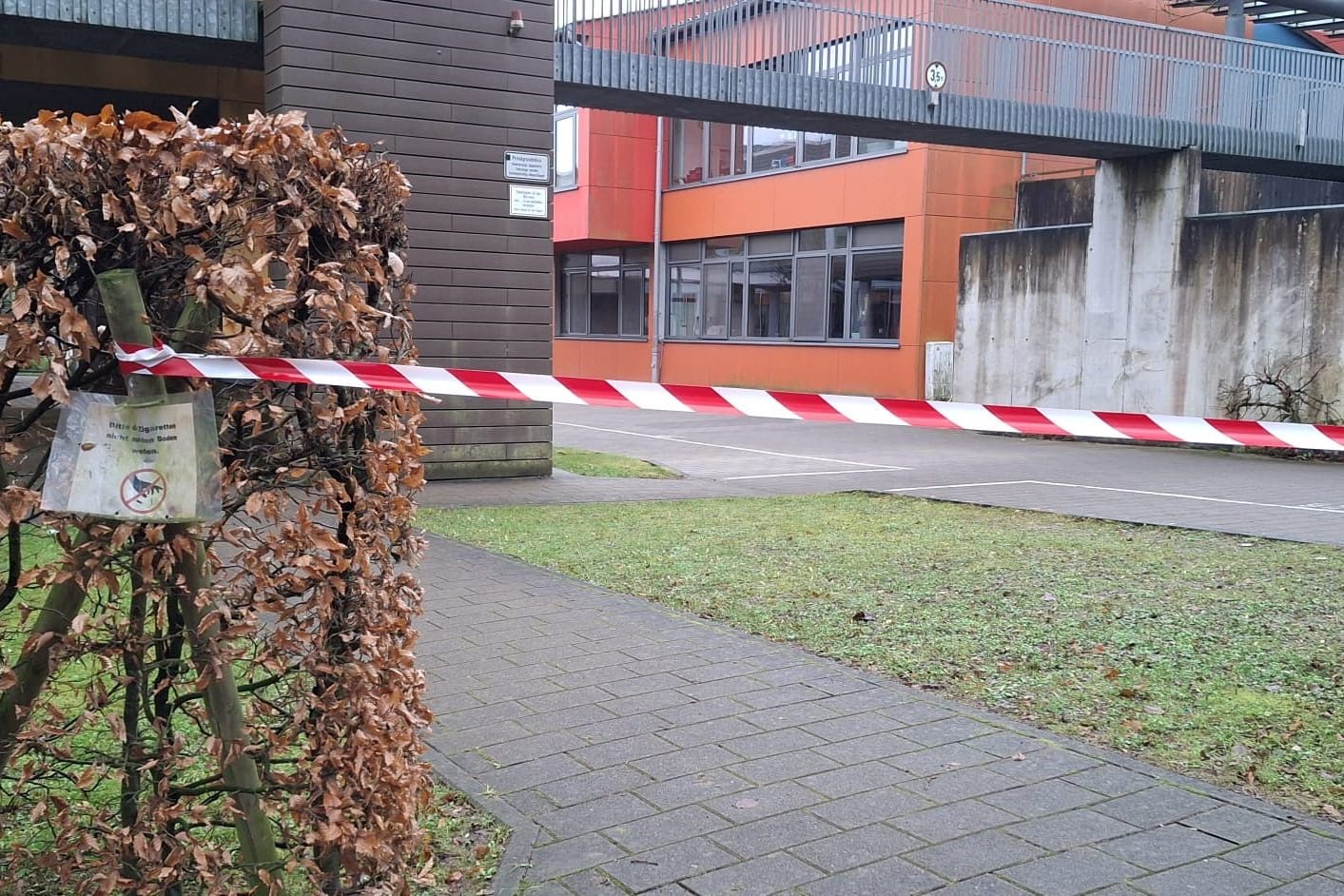 Die LVR-Schule in Rösrath ist mit rot-weißem Flatterband abgesperrt: Nach einem Mpox-Fall bleibt die Förderschule vorerst bis zum 6. Januar im Distanzunterricht.