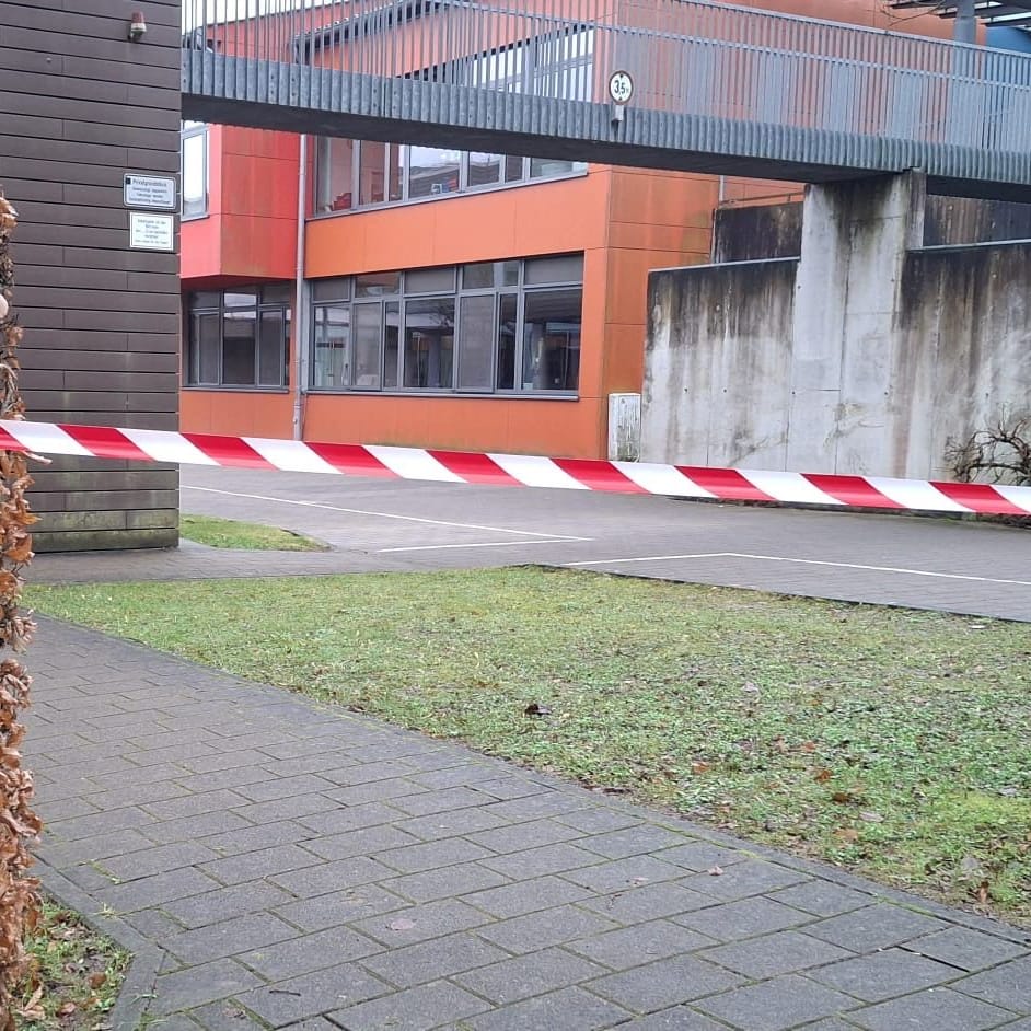 Die LVR-Schule in Rösrath ist mit rot-weißem Flatterband abgesperrt: Nach einem Mpox-Fall bleibt die Förderschule vorerst bis zum 6. Januar im Distanzunterricht.