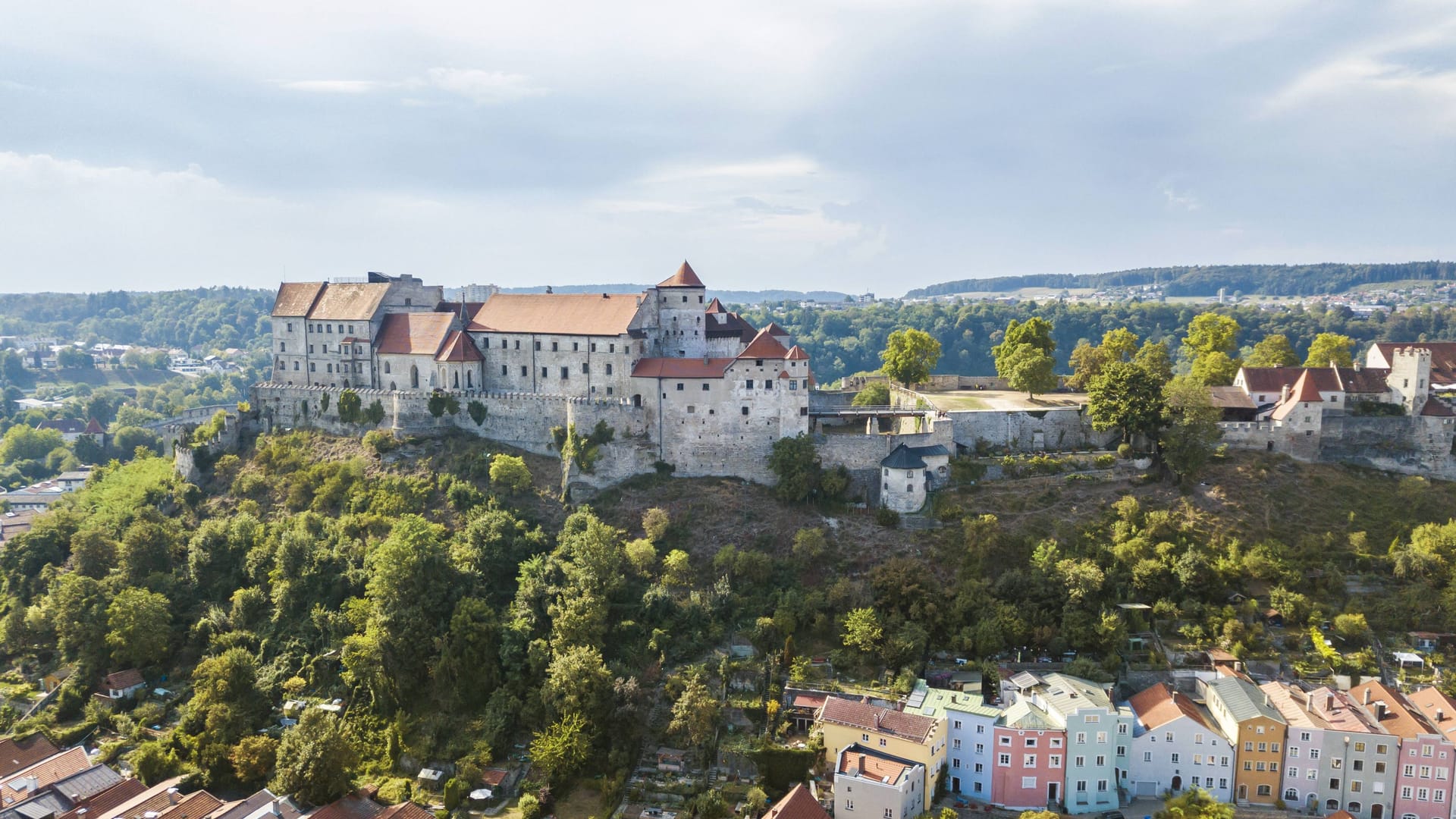 Die weltweit längste Burg: Die Burg von Burghausen ist 1.051 Meter lang.