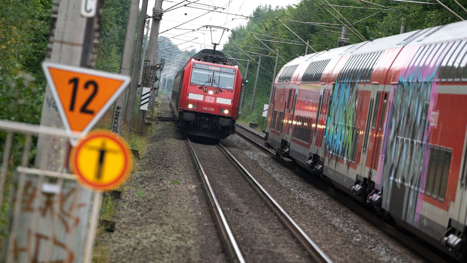 Zwei Regionalzüge der Deutschen Bahn (DB) begegnen sich (Symbolbild): Sturmböen in und um Hamburg sorgen für erhebliche Verspätungen